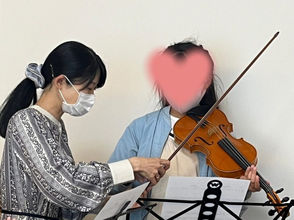 女性バイオリンの先生と女の子のレッスン