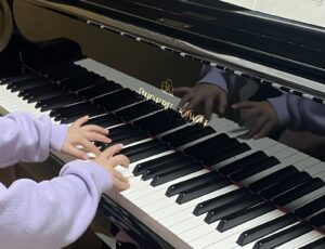 幼稚園生がピアノを弾く手