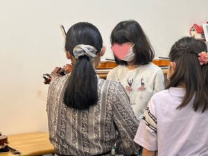 バイオリンの先生と女の子の生徒のレッスン風景