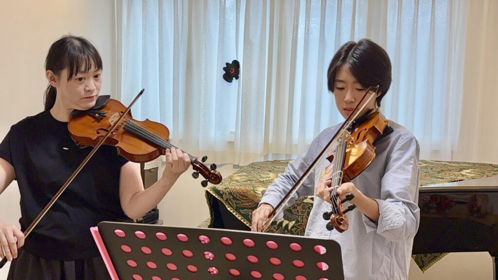 中学3年生の生徒がバイオリン講師と一緒にレッスンで演奏している様子