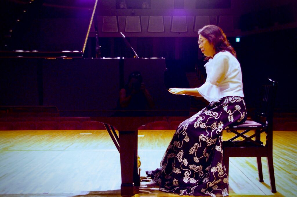 南大沢文化会館主ホールでエイミー・べーチを演奏する頓所裕子